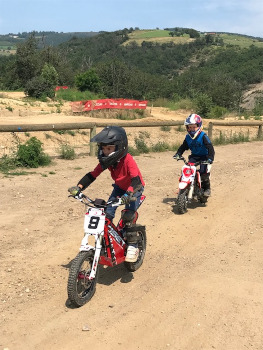 des enfants travaillent leur technique de base en motocross afin de rouler droit en équilibre