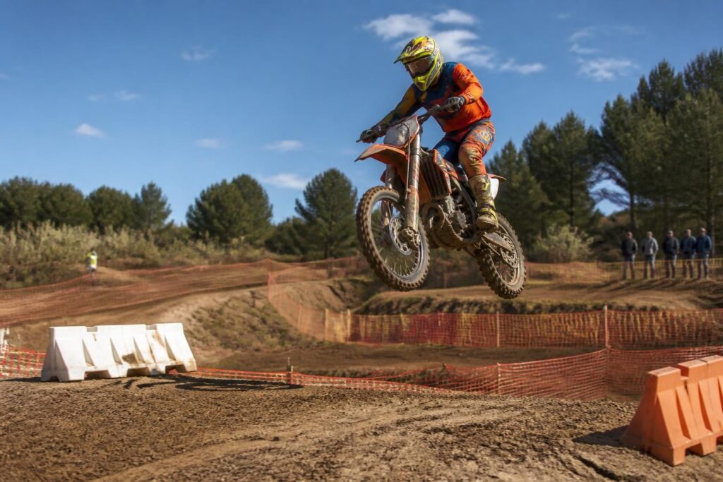 découvrez les règles essentielles et les conseils de sécurité pour rouler en toute sérénité sur un circuit de motocross.