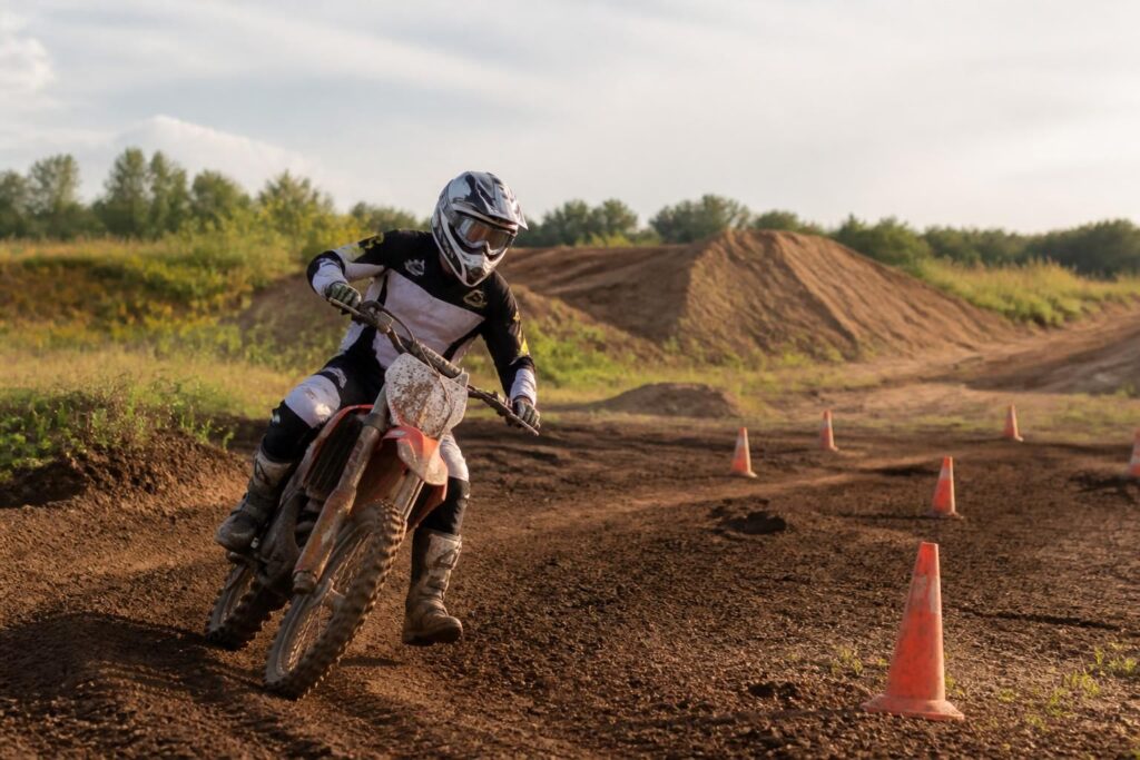 découvrez les meilleurs exercices pour progresser en motocross en vous entraînant seul, développez votre technique et votre endurance à votre rythme.
